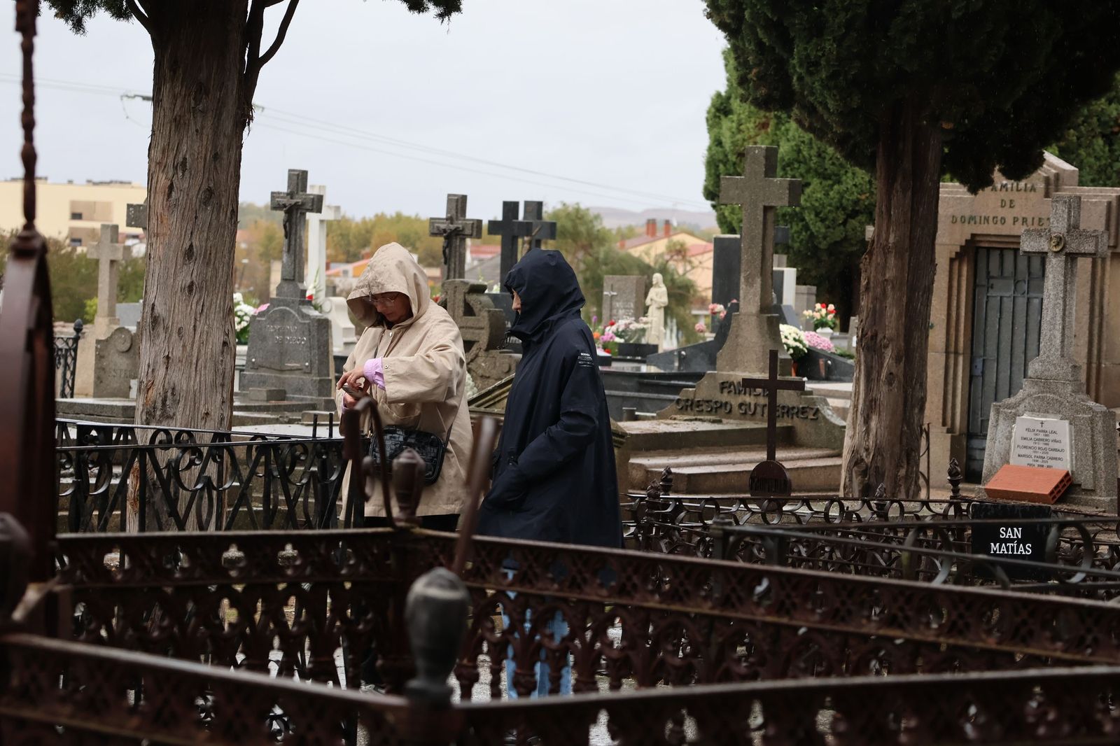 GALERÍA | La lluvia no detiene la tradición: los zamoranos acuden al cementerio para recordar a sus fallecidos