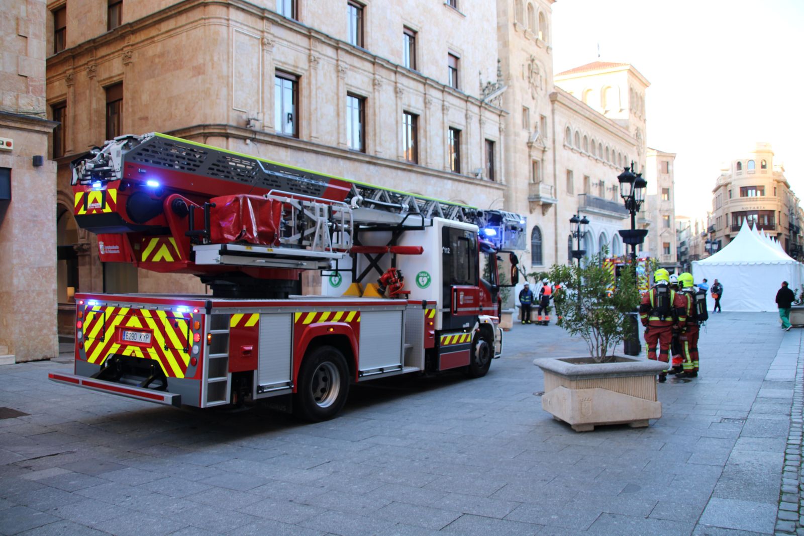 bomberos-y-policia-local-trabajan-en-el-desalojo-de-una-oficina-bancaria-de-caixabank-en-la-calle-zamora-4