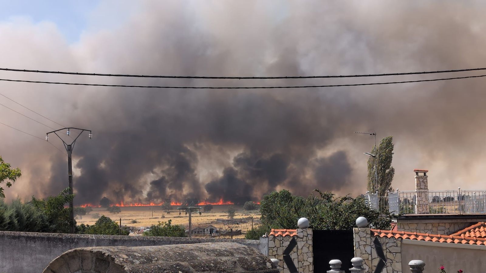 El incendio de Cipérez se reaviva durante este viernes, 15 de agosto