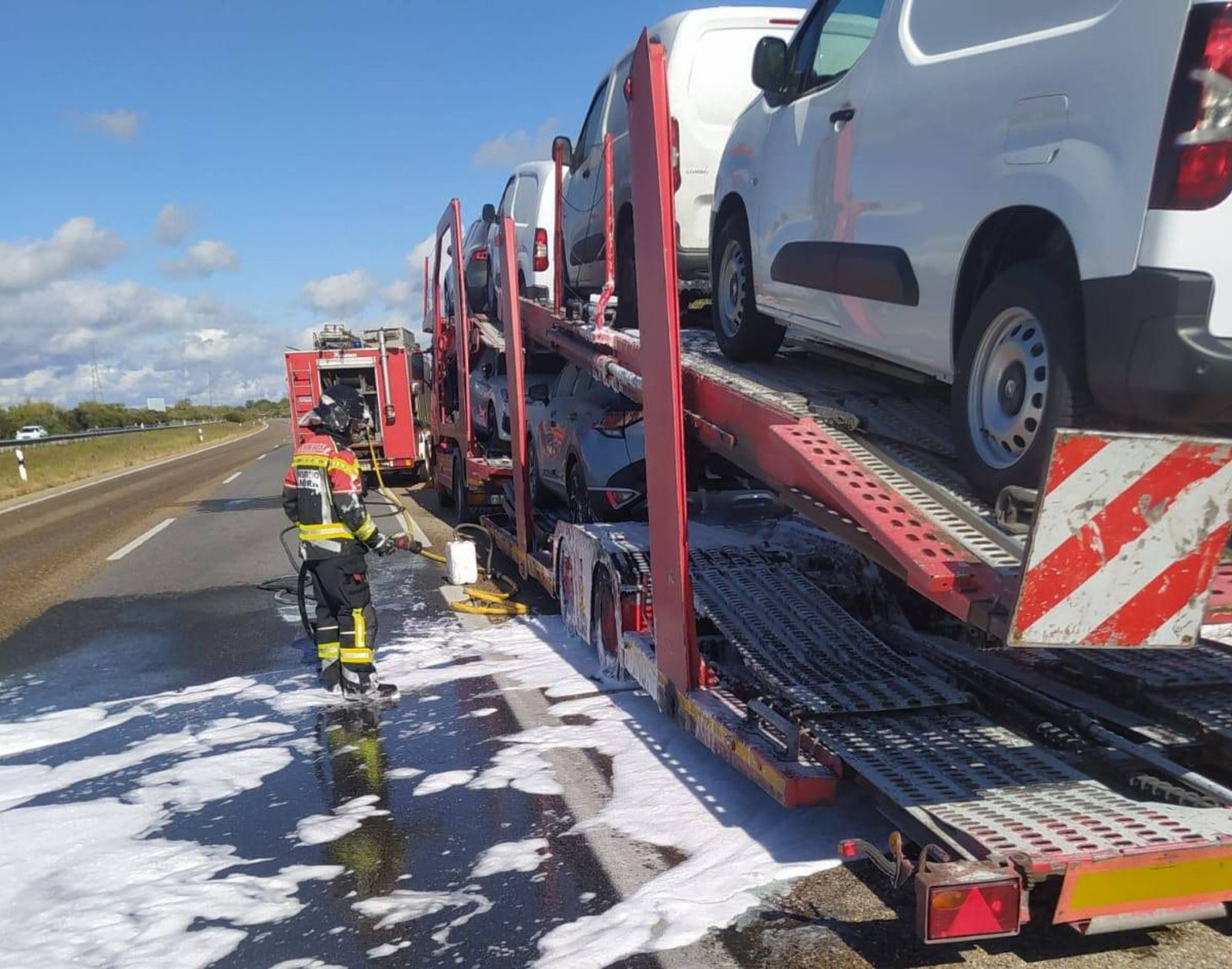 Un camión comienza a arder en la A 52