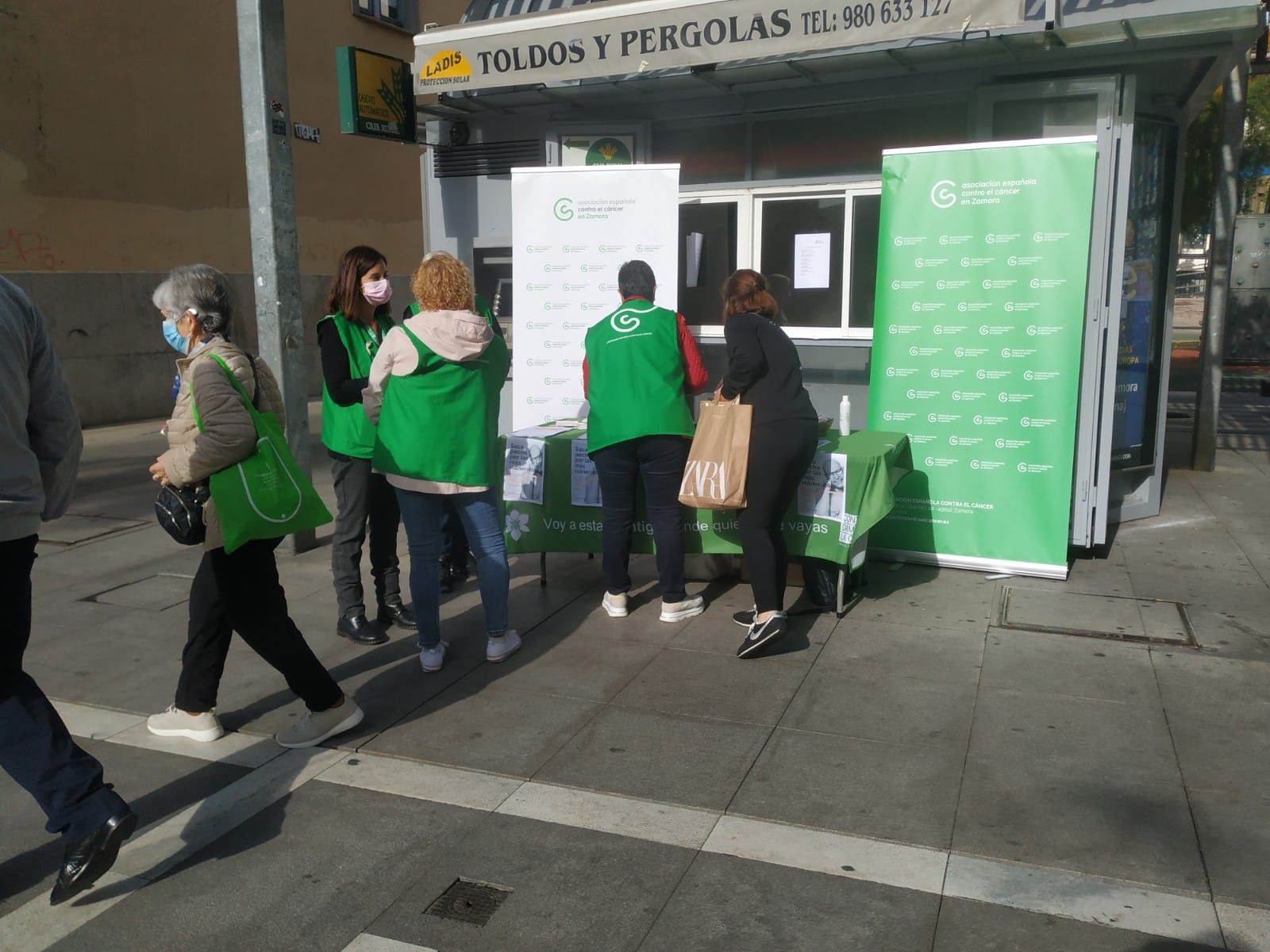 AECC Zamora repartiendo lazos en Santa Clara. Archivo