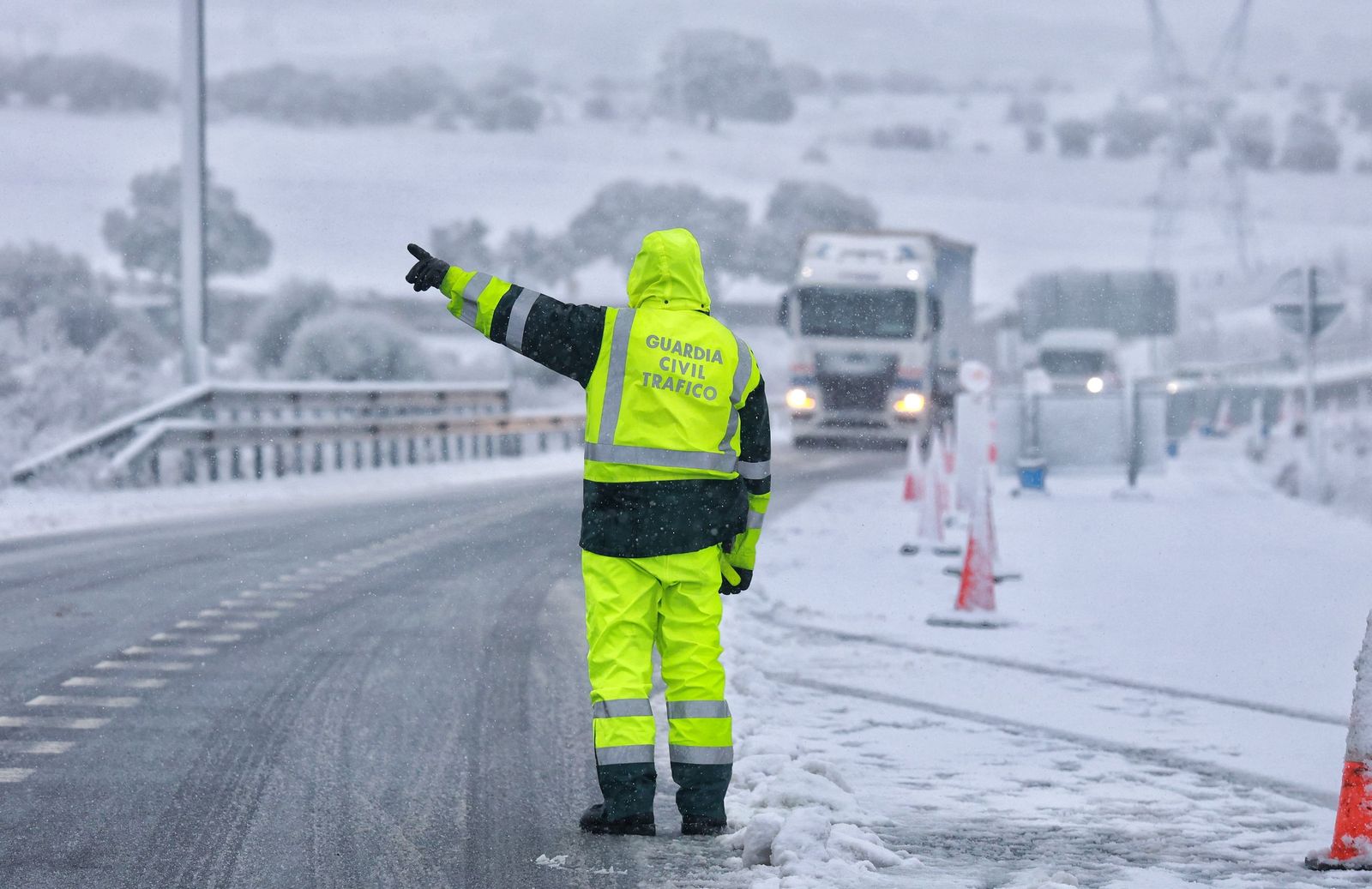 Nieve en la A-66, entre Guijuelo y Bejar