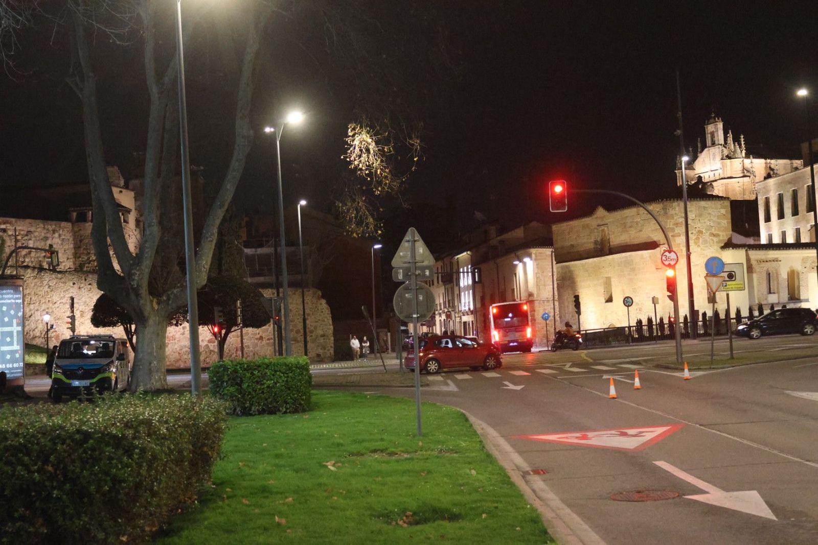 Turismo accidentado en el cruce avenida Reyes de España
