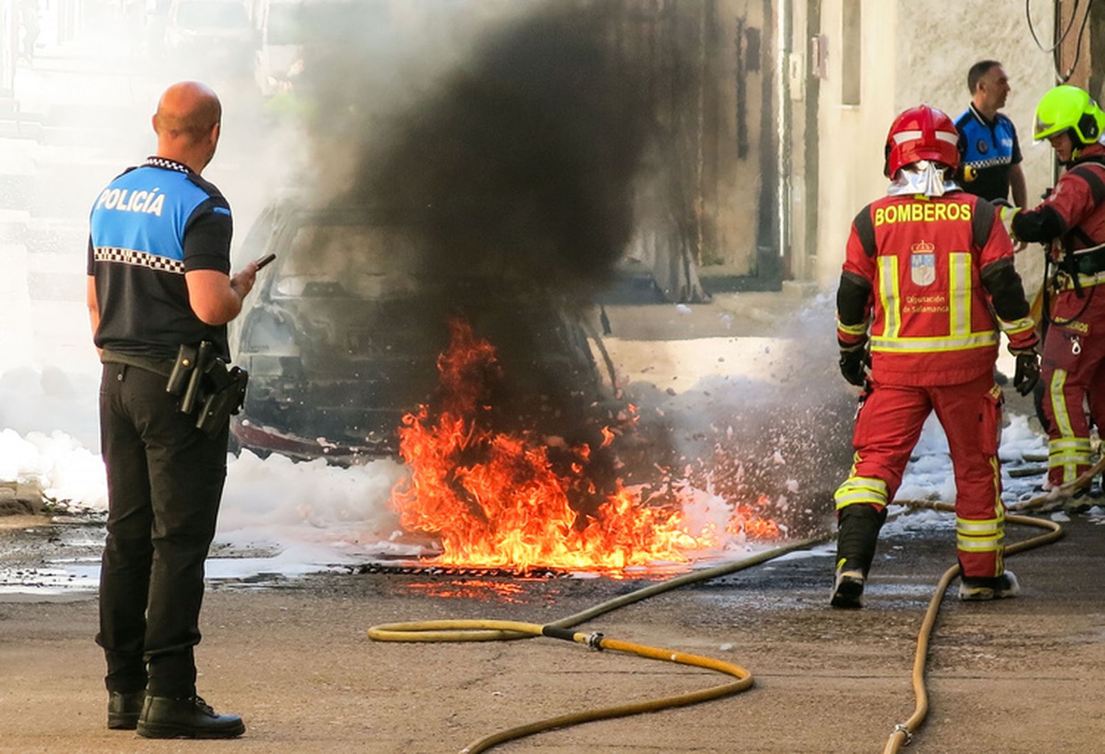 Vehículo calcinado en la calle José María del Hierro en Ciudad Rodrigo