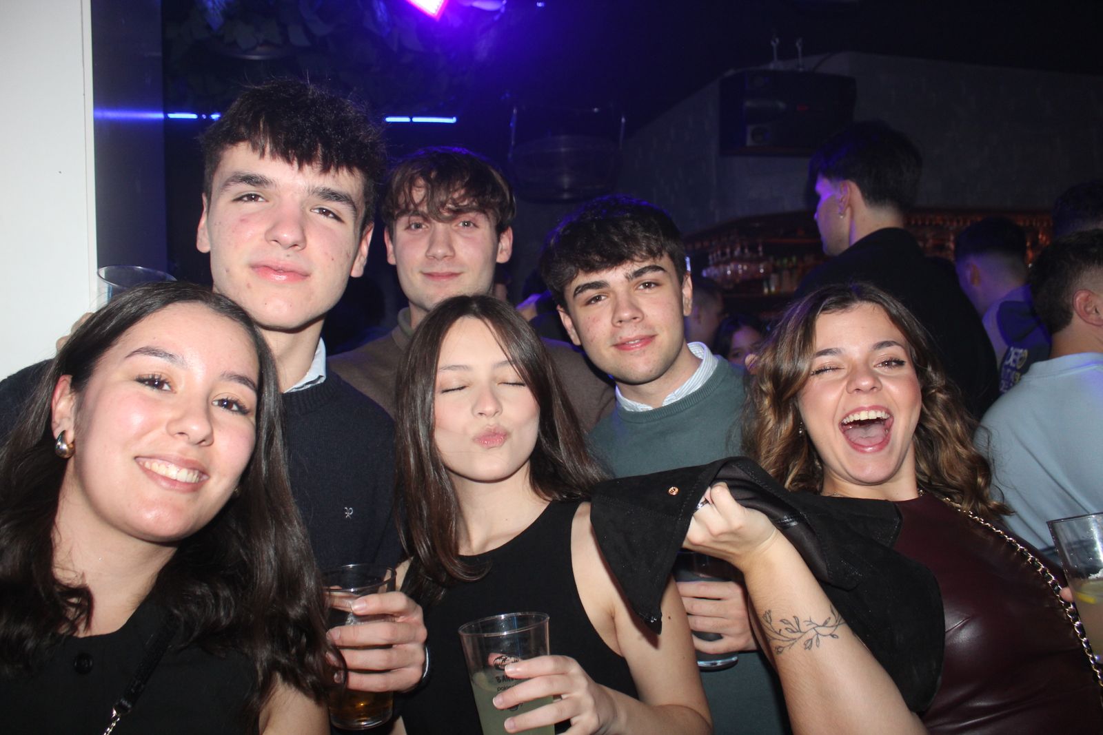 El Fin de Año Universitario continua por los bares de la capital del Tormes tras las doce campanadas