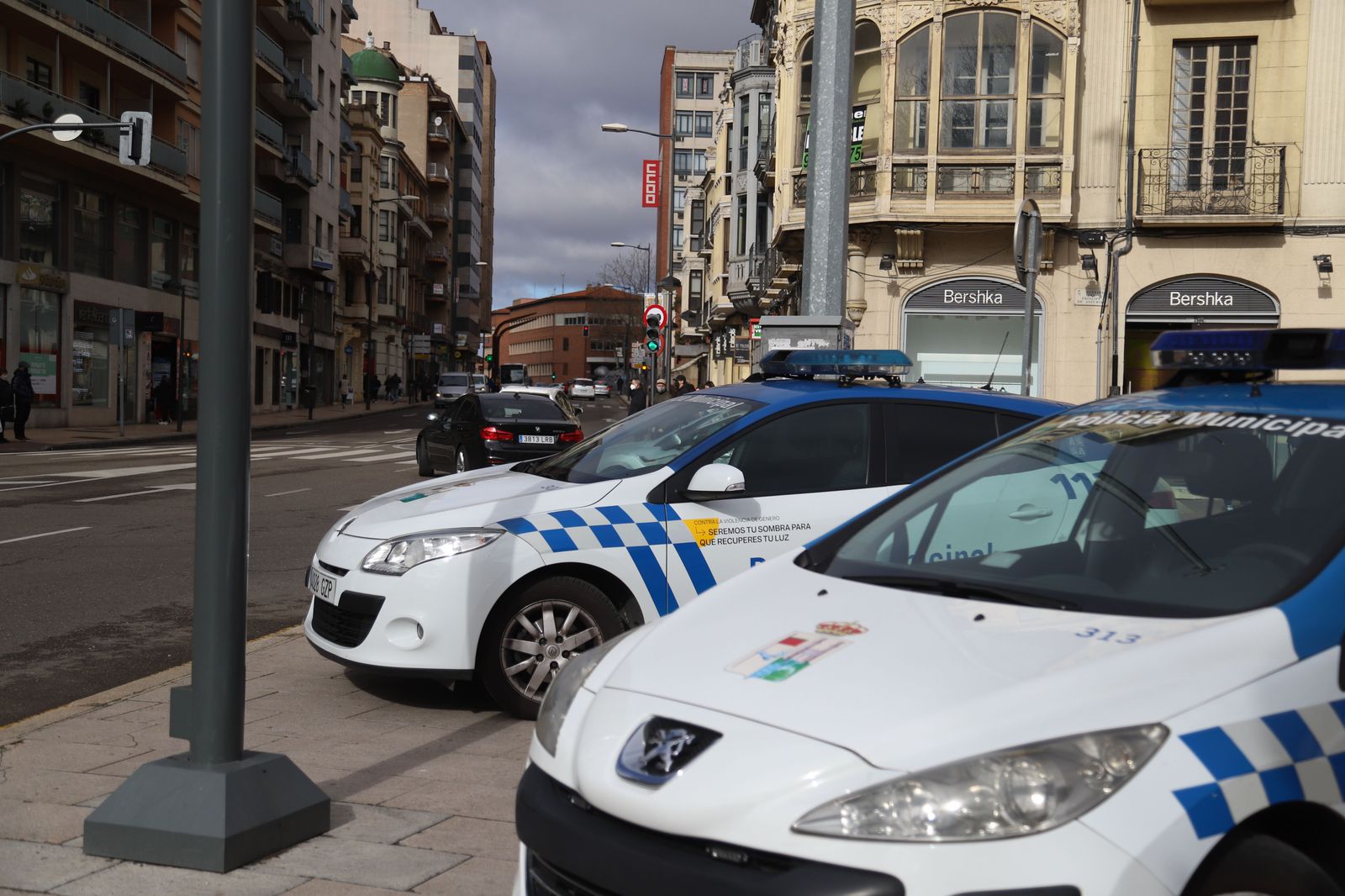 Policía Local en la plaza de la Marina Foto: María Lorenzo