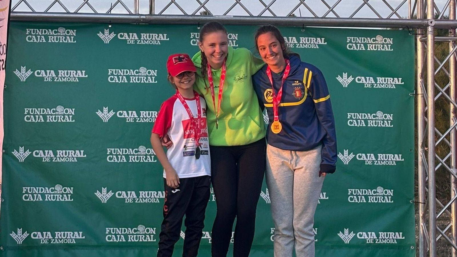 Amalia Toribio, en el centro de la imagen, tras obtener la medalla de oro