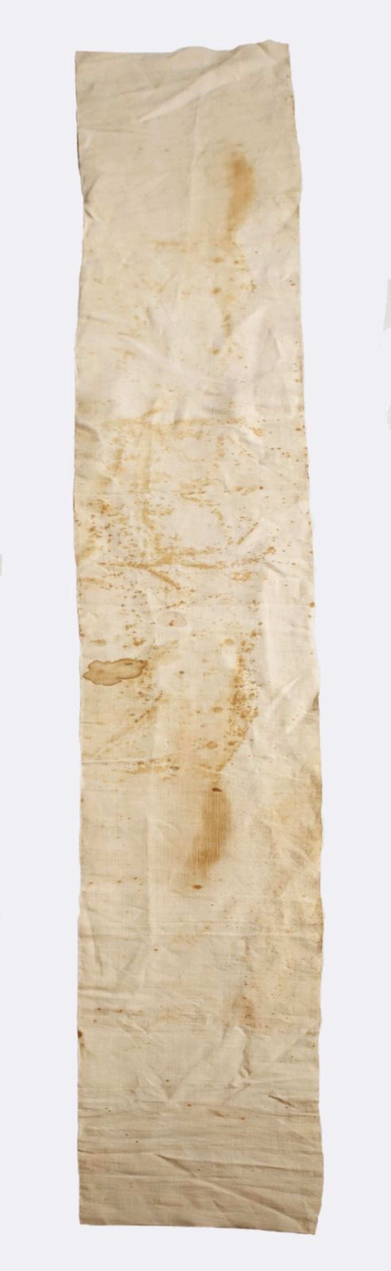 Lienzos hallados en el sepulcro de Santa Teresa en Alba