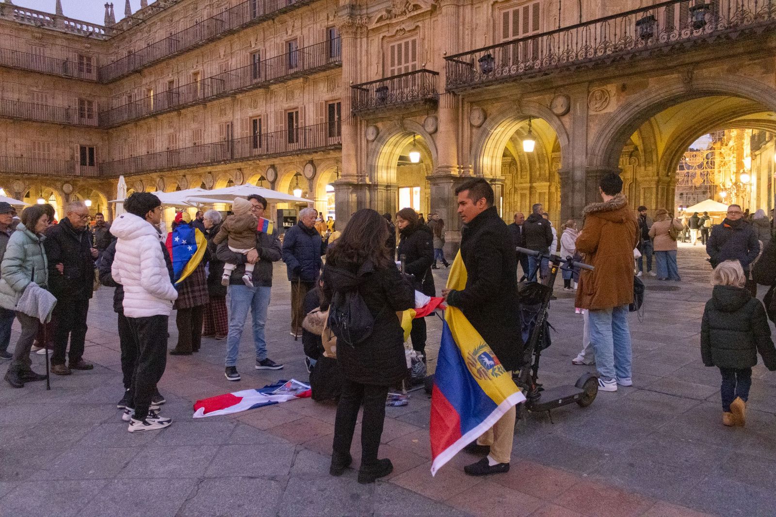 Concentración por la paz en Venezuela en la Plaza Mayor de Salamanca.