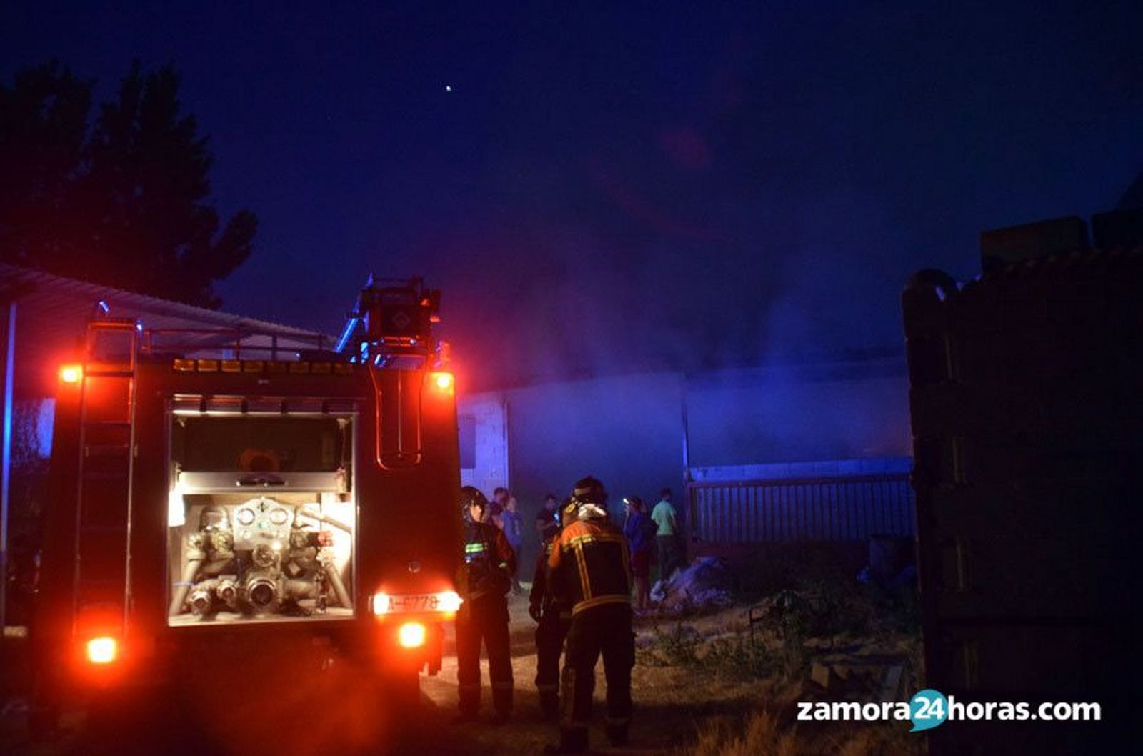Bomberos incendio nave