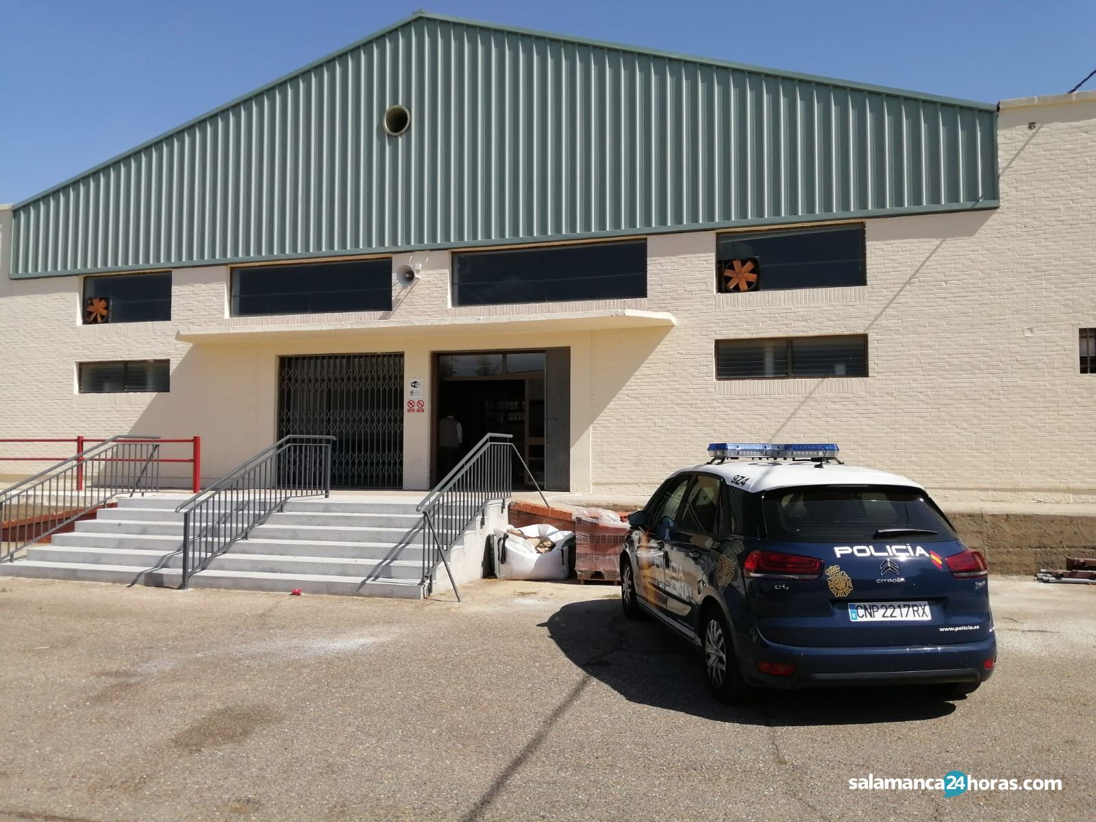 Policía nacional en el recinto ferial (2)