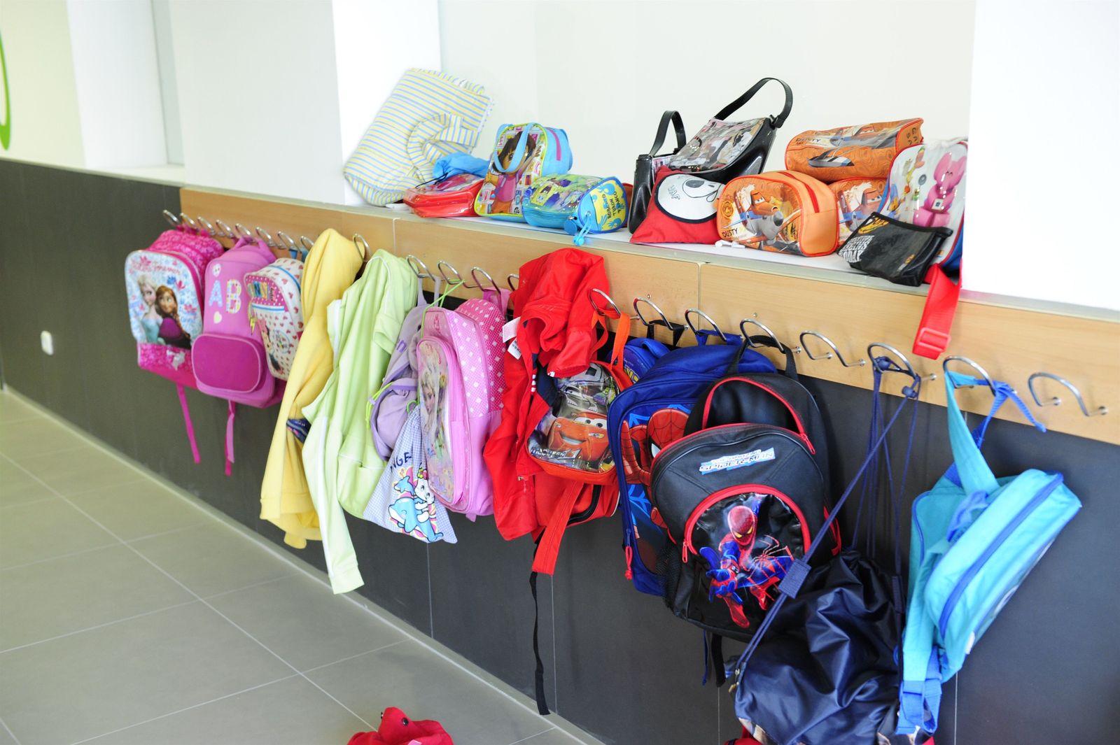 Mochilas y chaquetas en una clase