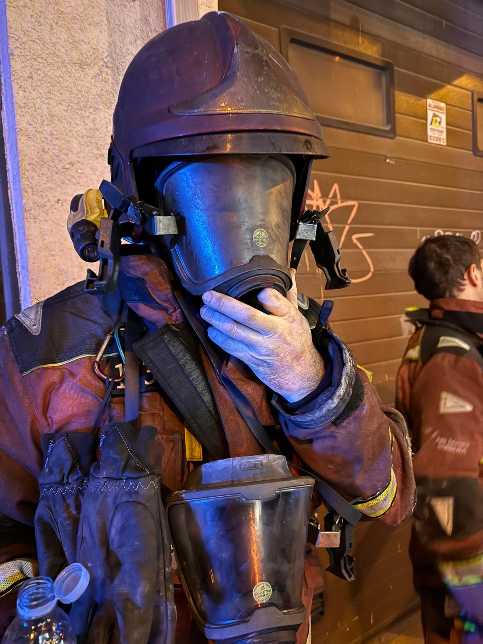 Bombero con la máscara llena de hollín