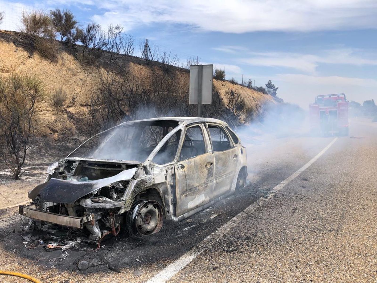 Coche calcinado en Rionegro