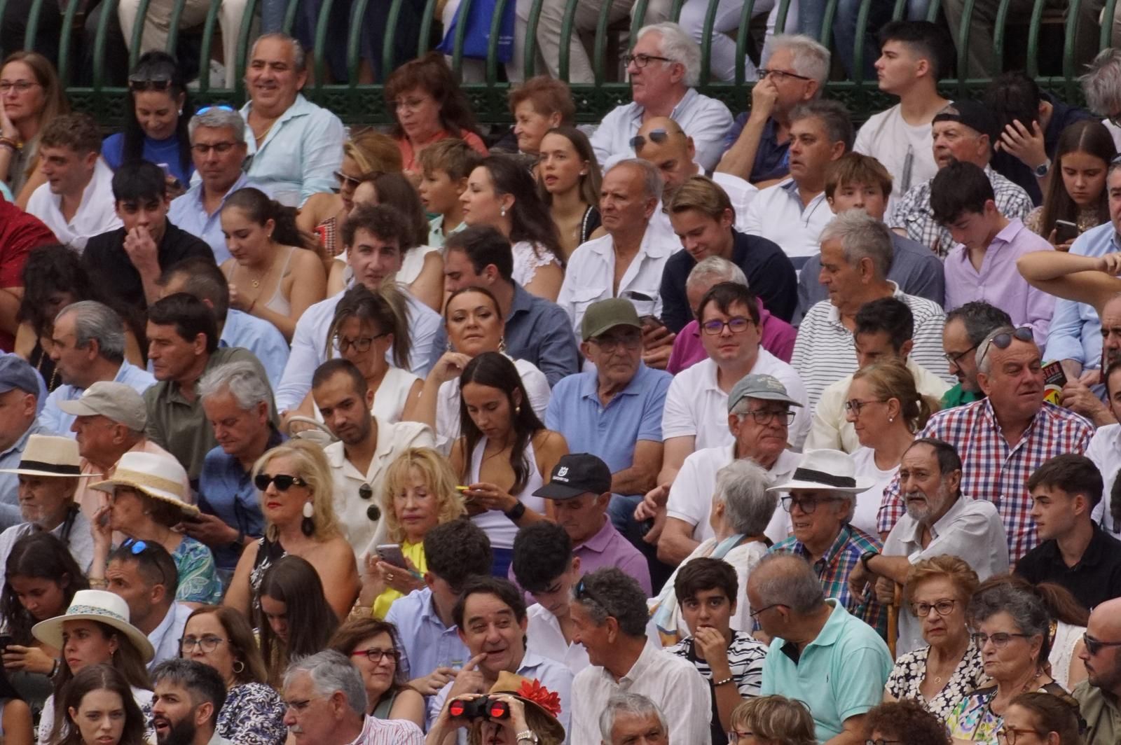 Gran ambiente en La Glorieta para la tarde de toros de Morante de la Puebla, Ismael Martín y Marco Pérez