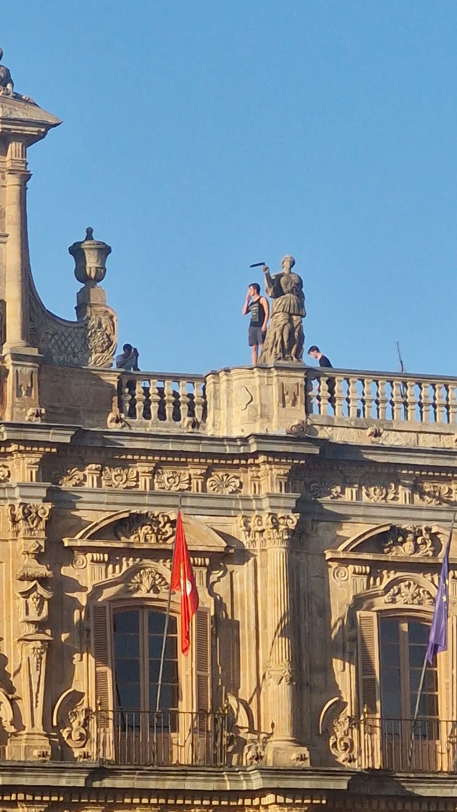 Un grupo de jóvenes accede a los tejados de la Plaza Mayor de Salamanca para hacerse una fotografía