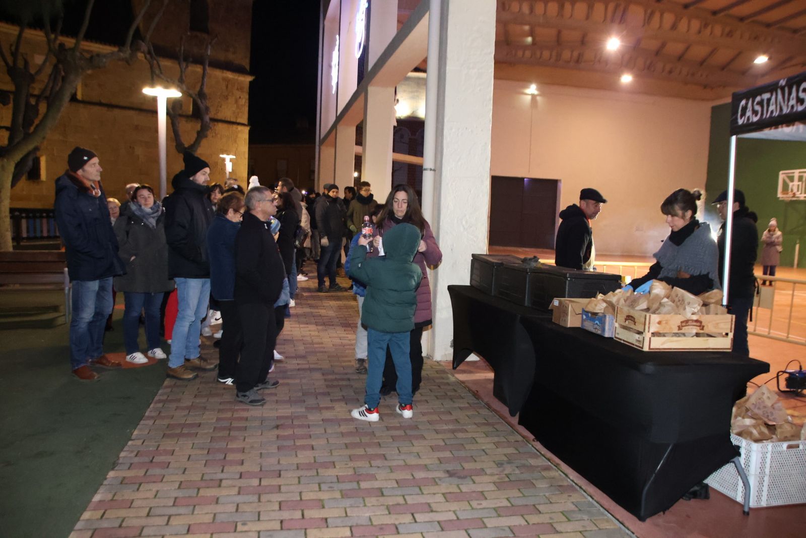 Castañada popular acompañada de un bonito espectáculo circense en Castellanos de Moriscos