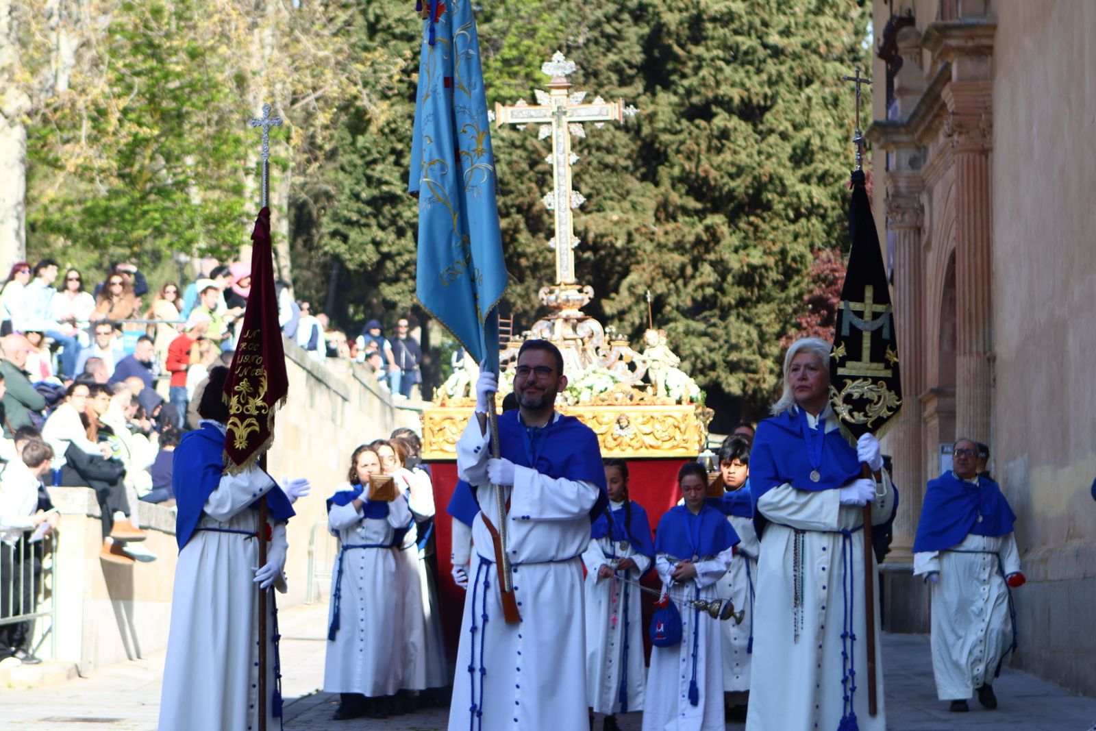 Procesión del encuentro de Nuestra Señora de la Alegría y Jesús Resucitado en el Domingo de Resurrección en Salamanca