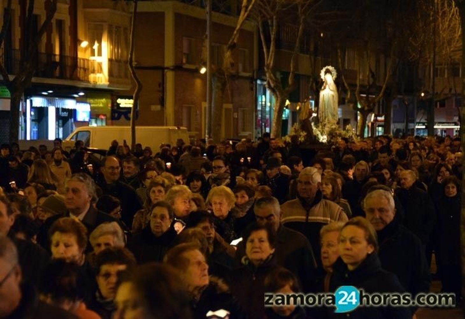 Las antorchas guían el caminar de la Virgen de Lourdes Las antorchas guían el caminar de la Virgen de Lourdes