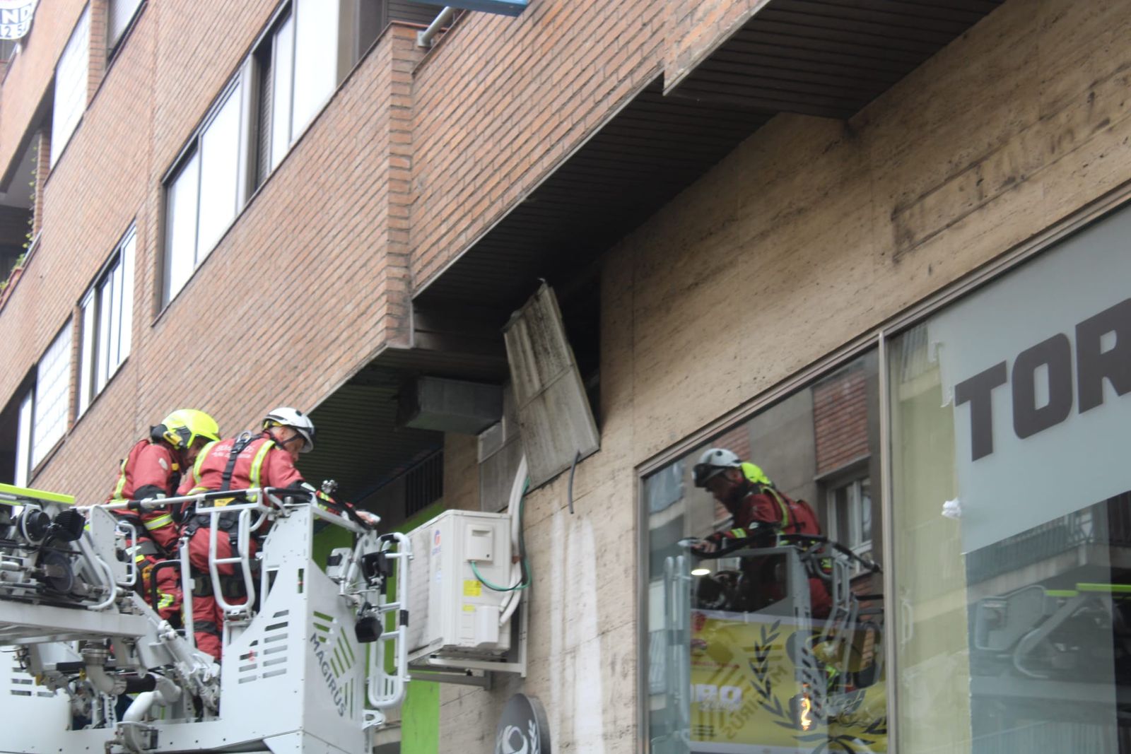 bomberos-y-policia-local-en-la-calle-fernando-de-la-pena-8