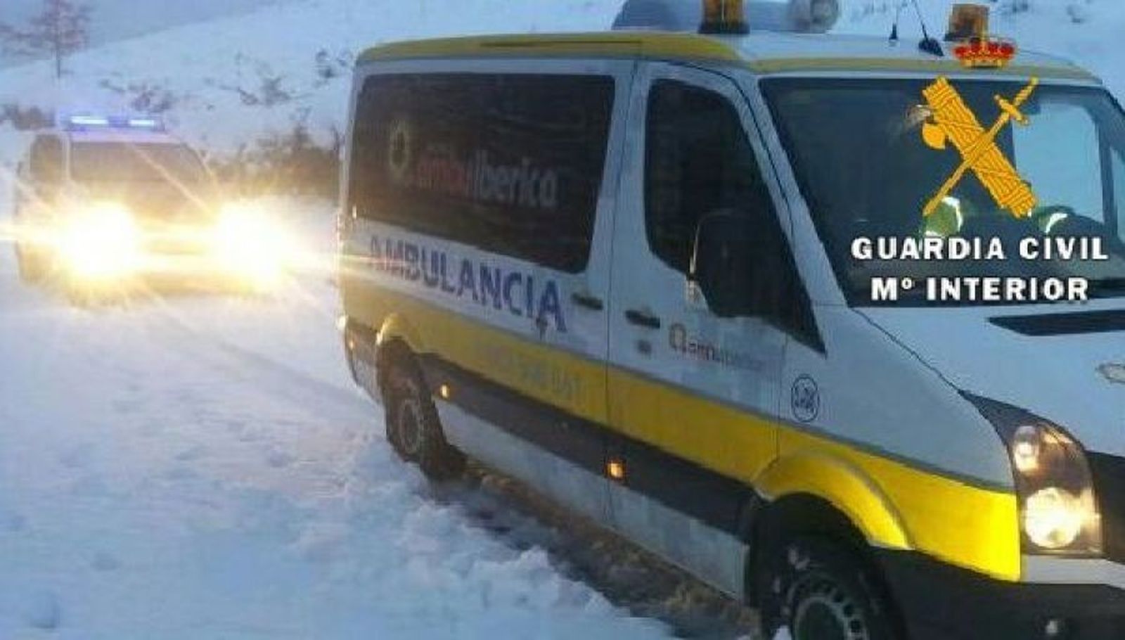 Imagen de archivo de una ambulancia atrapada en la nieve Guardia Civil