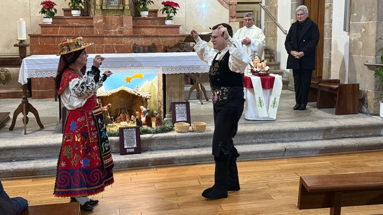 La iglesia de San Pablo ha acogido la misa y el acto de homenaje del XXXIV Día del Aguinaldo del Barrio Antiguo con la asistencia del concejal de Participación Roberto Martin