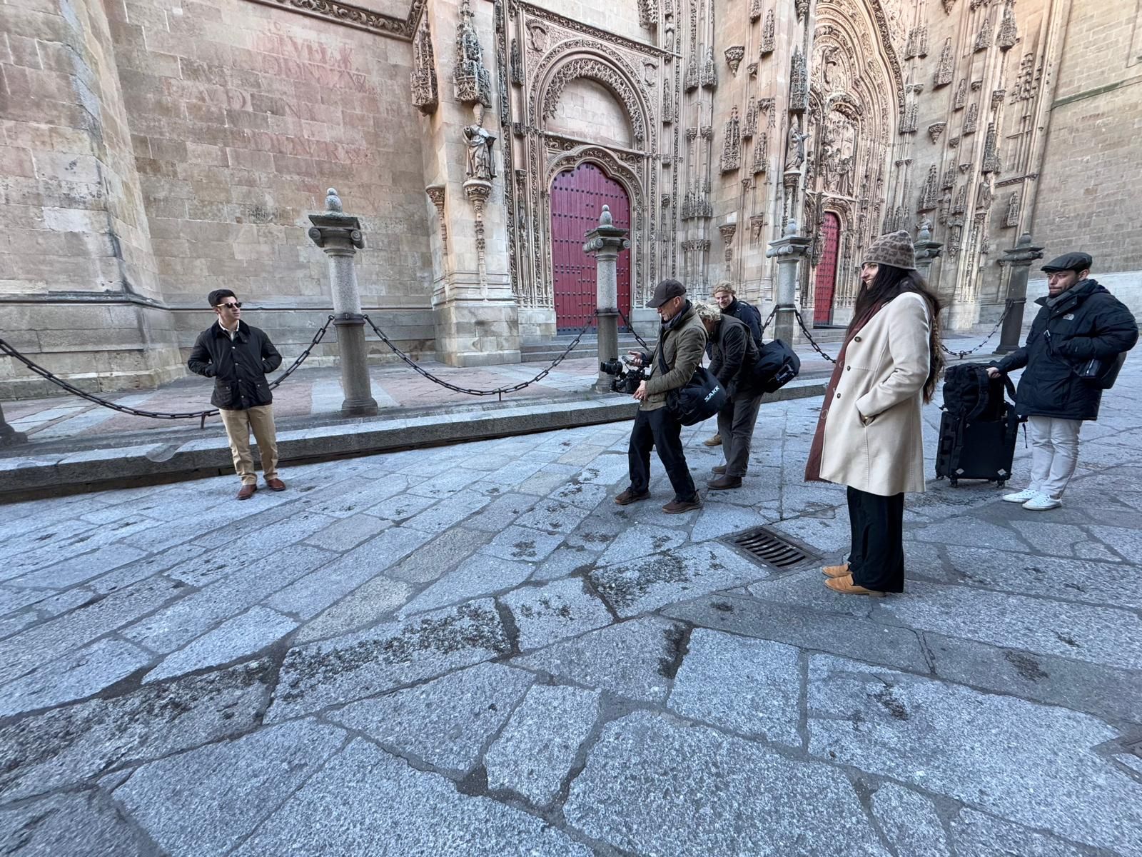 El programa estadounidense 'Seeking Beauty with David Henrie' graba un nuevo capítulo de su serie en Salamanca