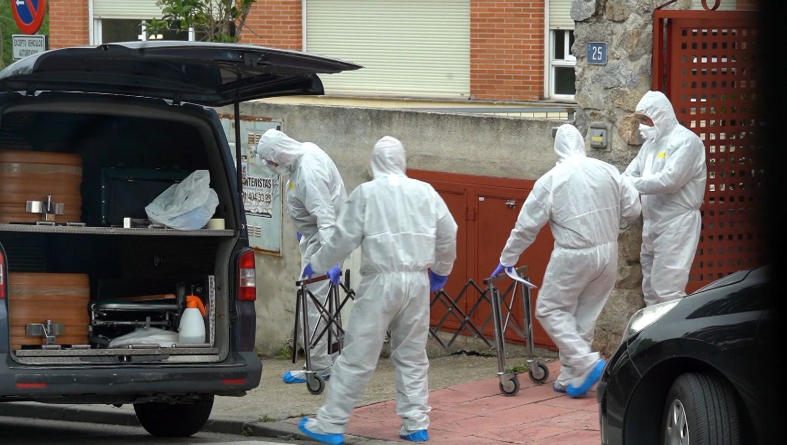 Europapress 2823868 varios operarios realizan traslado cadaveres residencia geriatrica