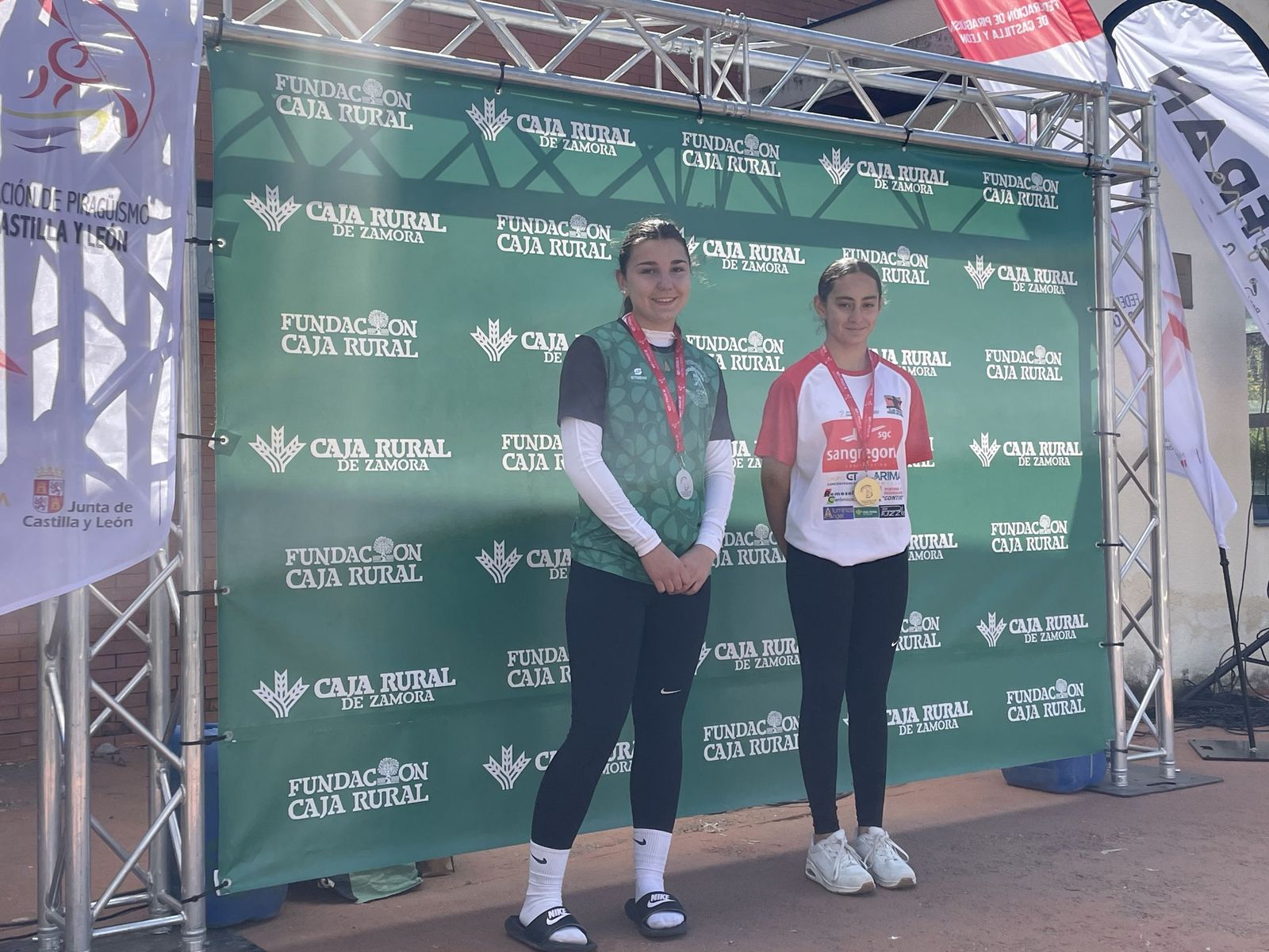 Una de las deportistas del club tras recibir su medalla de plata