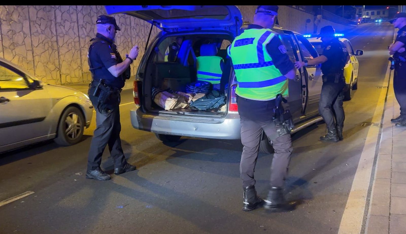 Control de Policía Local y Nacional. Foto de archivo