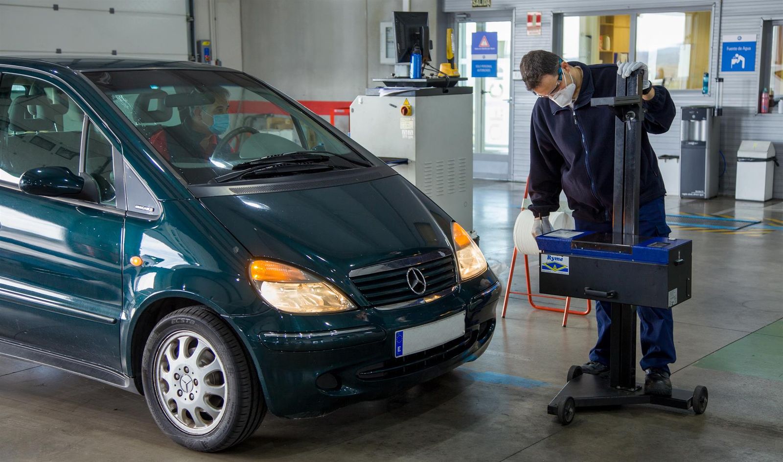 Coche pasando la ITV. FOTO EP