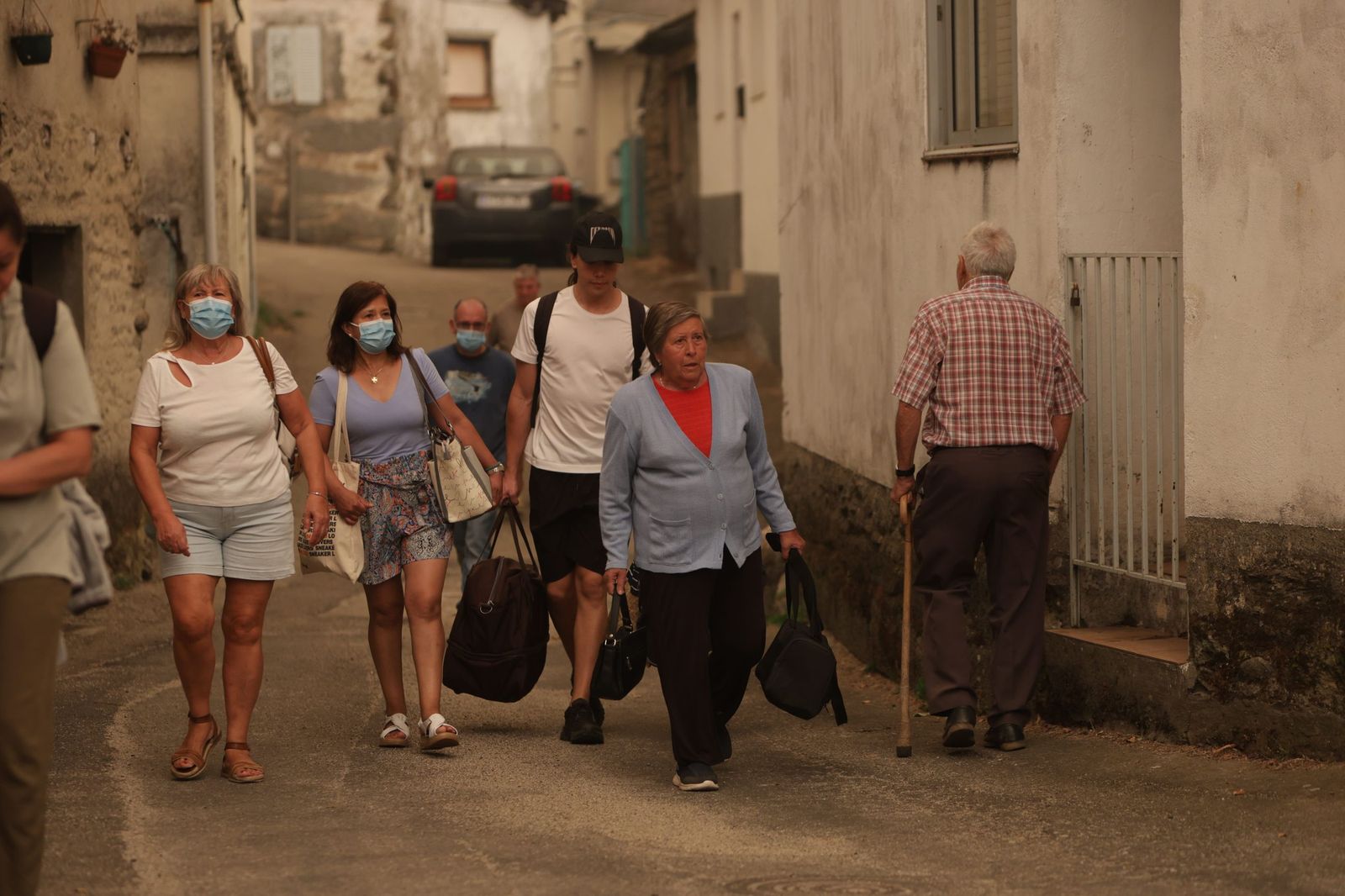 Desalojo de los vecinos de San Ciprián de Sanabria por el incendio en Porto