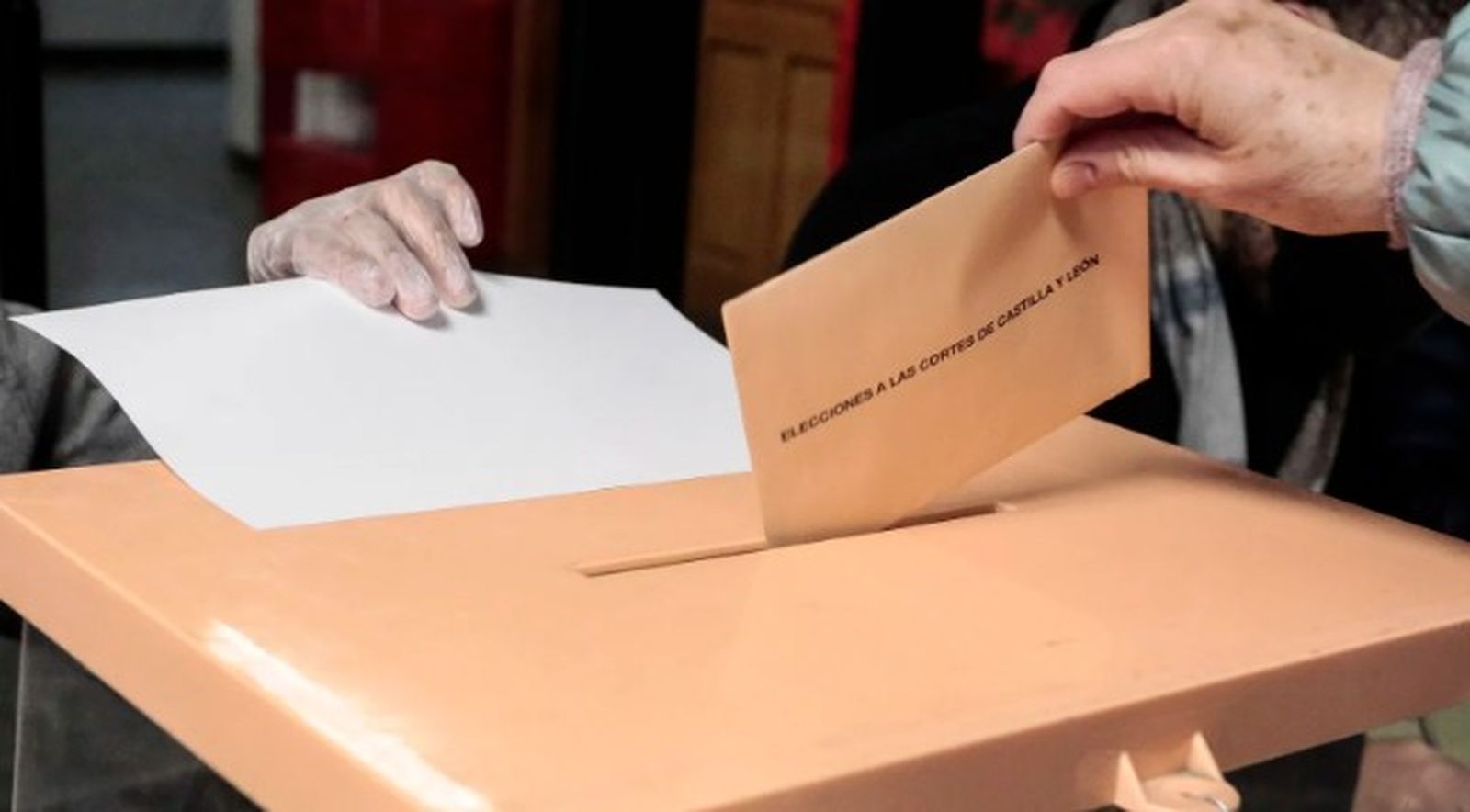 Un votante deposita su sobre en la urna en las pasadas elecciones autonómicas de Castilla y León