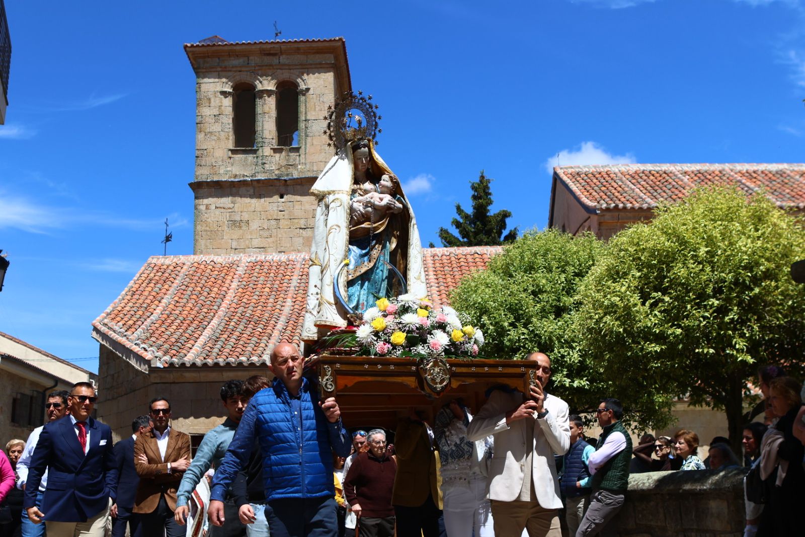 La devoción llena Villamayor en la salida procesional de Nuestra Señora de los Remedios