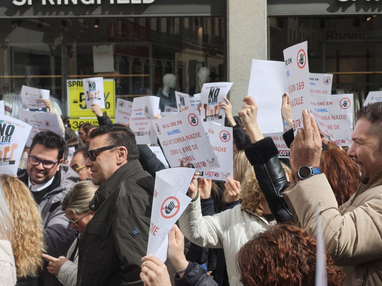 Posibles trabajadores afectados por el ERE de Majorel se manifiestan en Salamanca