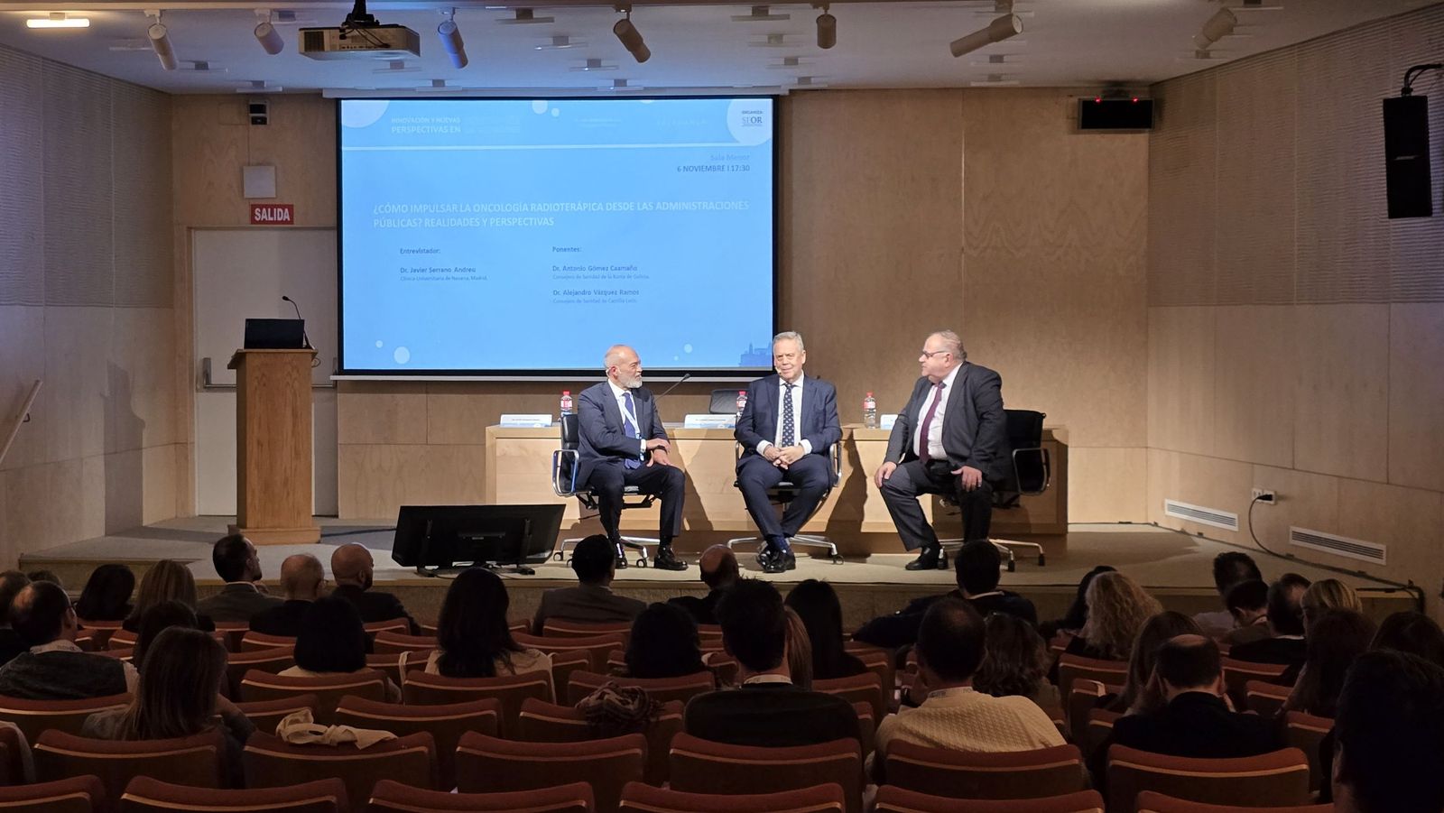 El consejero de Sanidad, Alejandro Vázquez Ramos, participa en la mesa redonda: '¿Cómo impulsar la oncología radioterápica desde las administraciones públicas? Realidades y perspectivas'