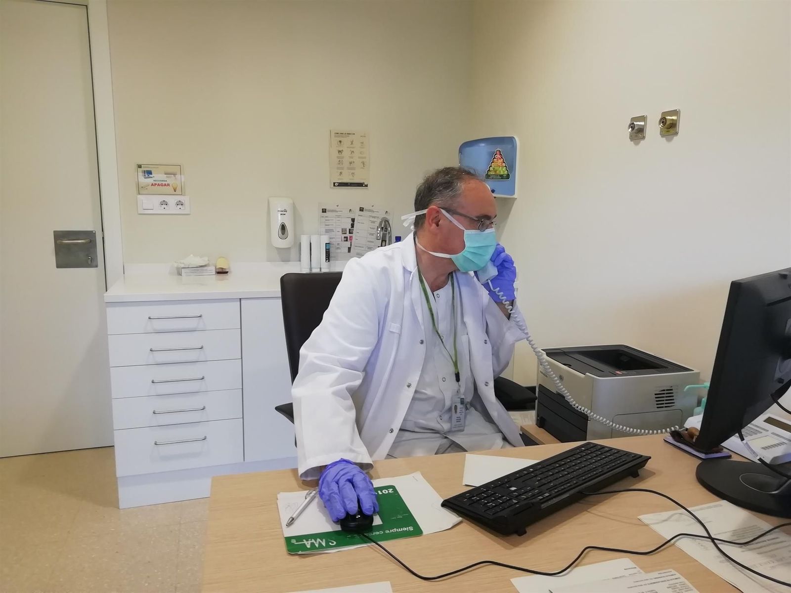 Sanitario atendiendo a un paciente por teléfono en su consulta. JUNTA DE ANDALUCÍA Archivo Sanitario atendiendo a un paciente por teléfono en su consulta. JUNTA DE ANDALUCÍA Archivo