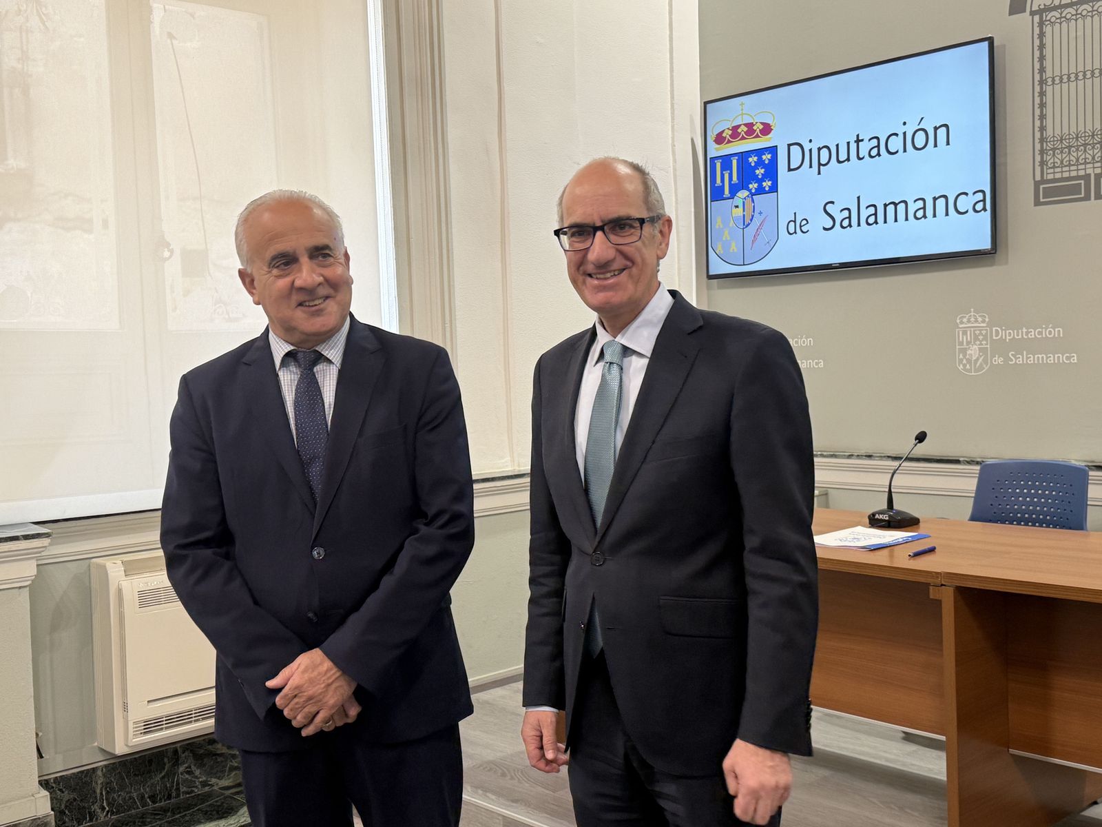 Javier Iglesias, en compañía del diputado de Carreteras, Jesús María Ortiz