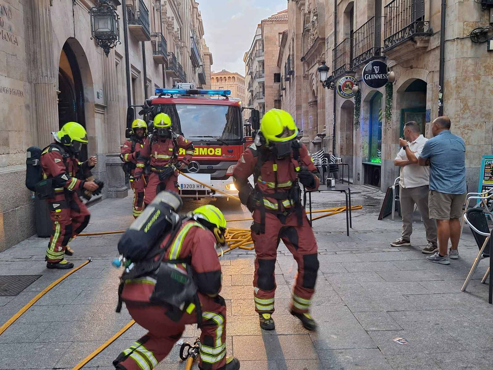 Bomberos actúan en la calle de Zamora por el incendio de un aire acondicionado (1)