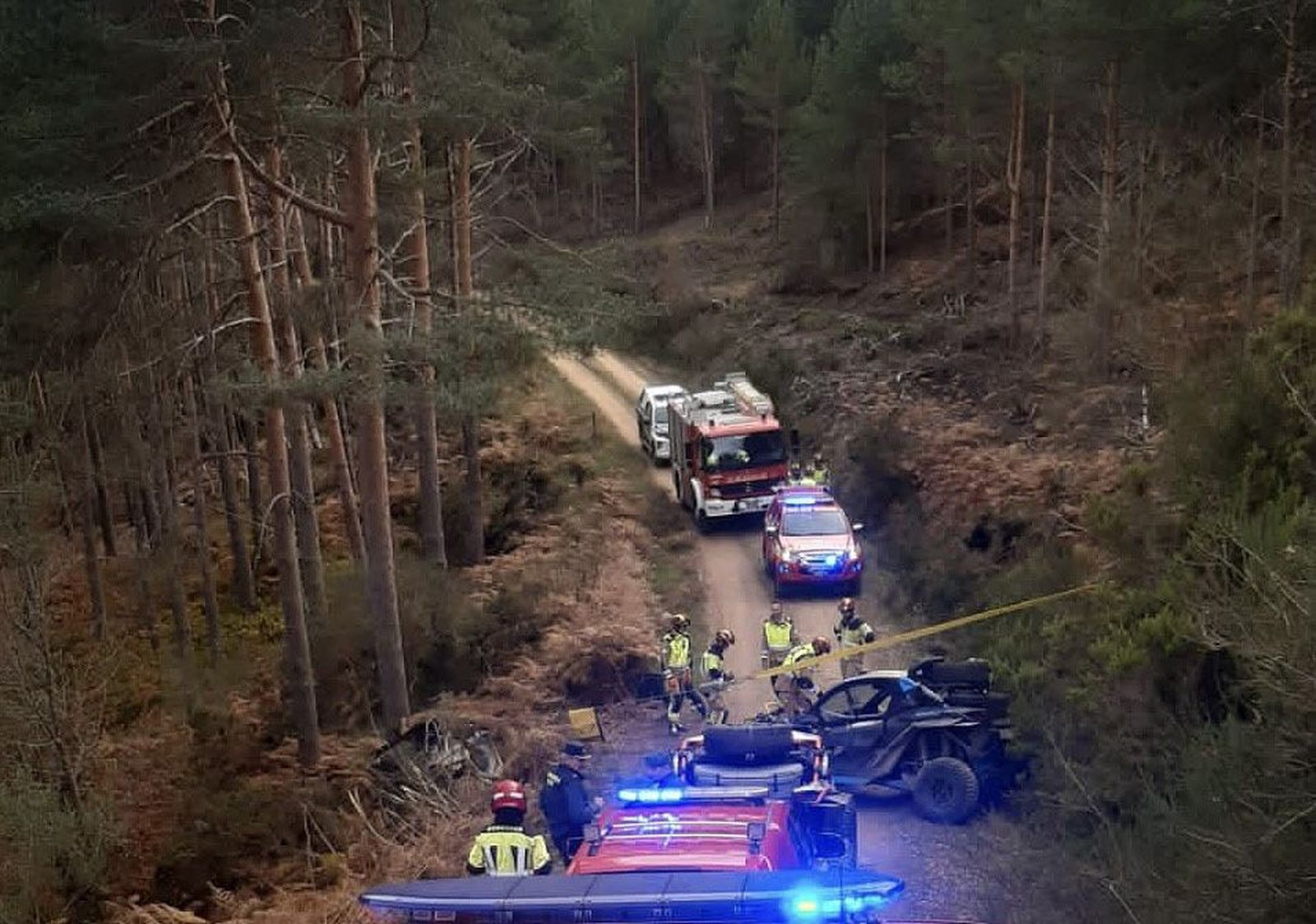 Accidente de un vehículo tipo 'buggy' en un camino de Foncebadón (León) en el que dos personas resultaron heridas - Bomberos Ayuntamiento de León