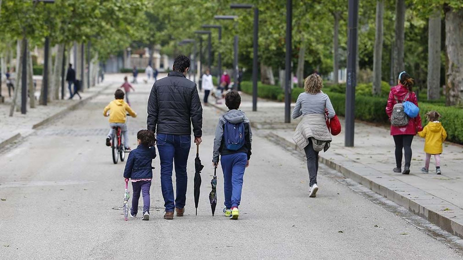 Una familia, paseando. | EP