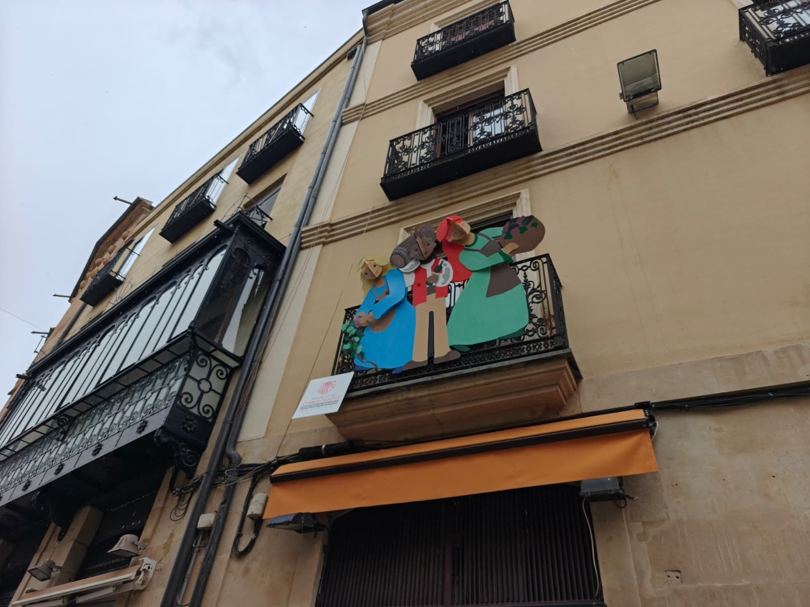 El Ayuntamiento de Salamanca potencia el comercio local de la Rúa con decoración en sus balcones