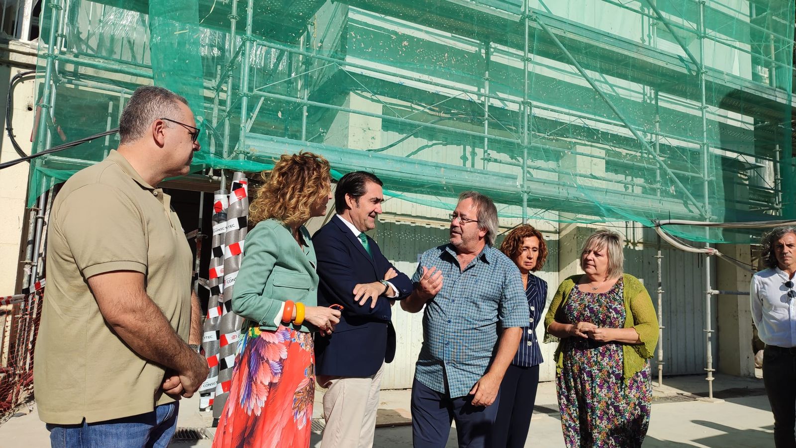 Visita a las viviendas que se están rehabilitando en la avenida de la Frontera