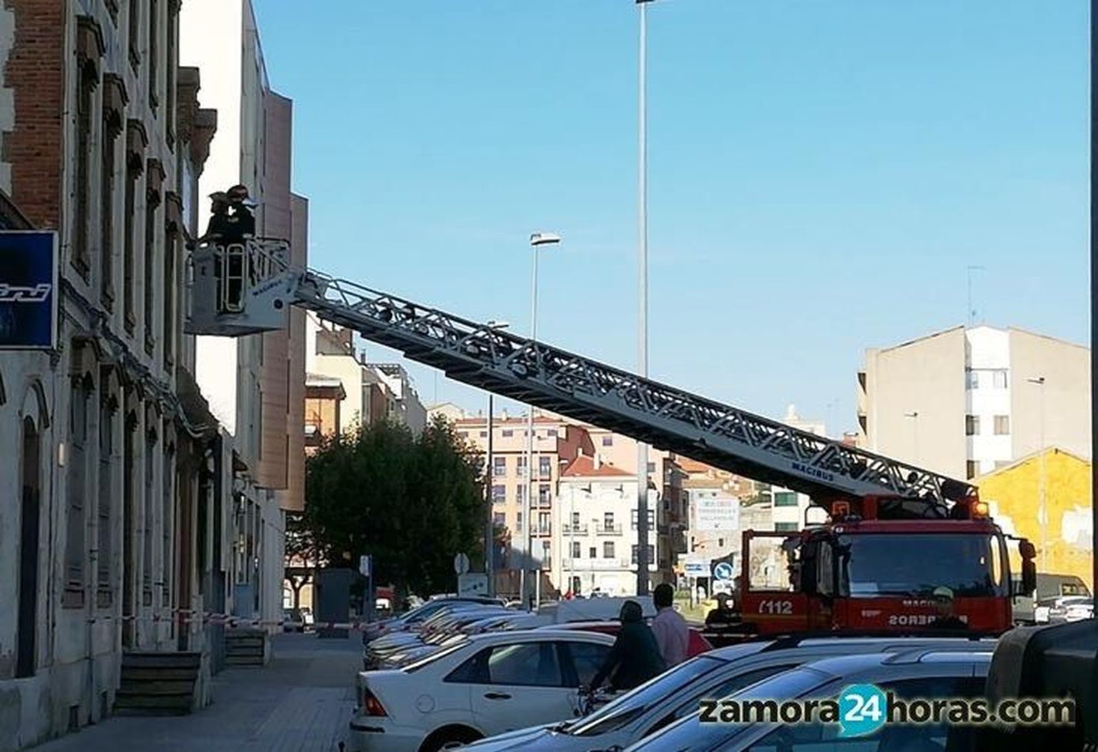 Los bomberos aseguran la fachada de la antigua harinera de la Avenida de la Feria