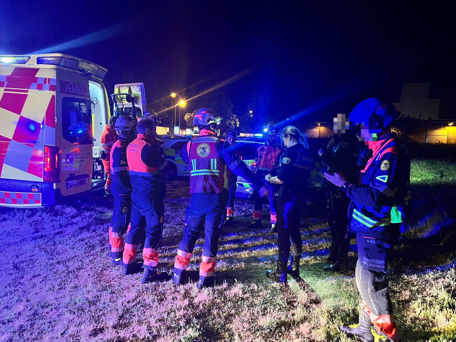 Rescatan a un hombre del interior de un pozo dentro de una nave en el barrio de Tejares