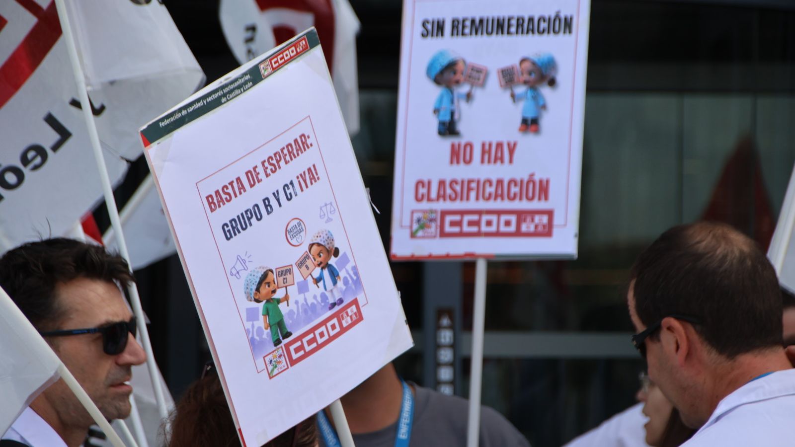 Concentración de los técnicos medios y superiores a las puertas del Hospital de Salamanca