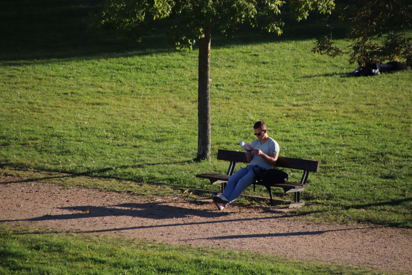 Un hombre leyendo en un banco de Salamanca