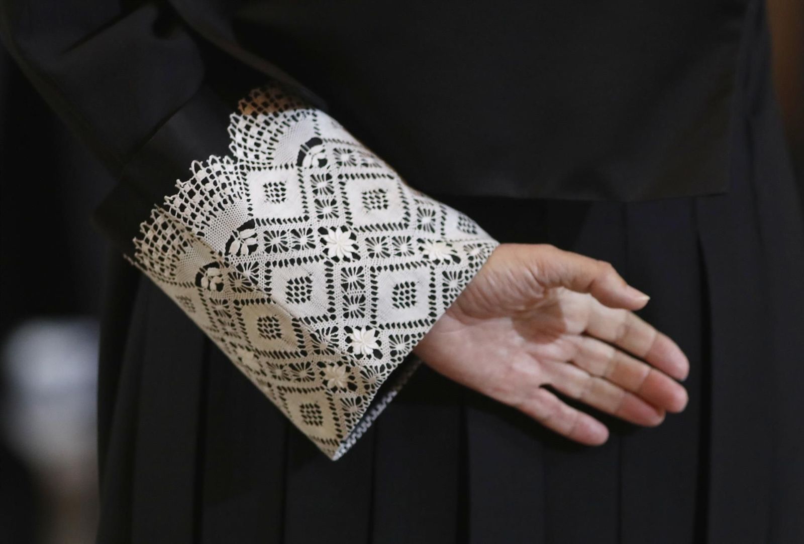 Imagen de la mano de un juez, con la toga negra que visten en las vistas orales. EP