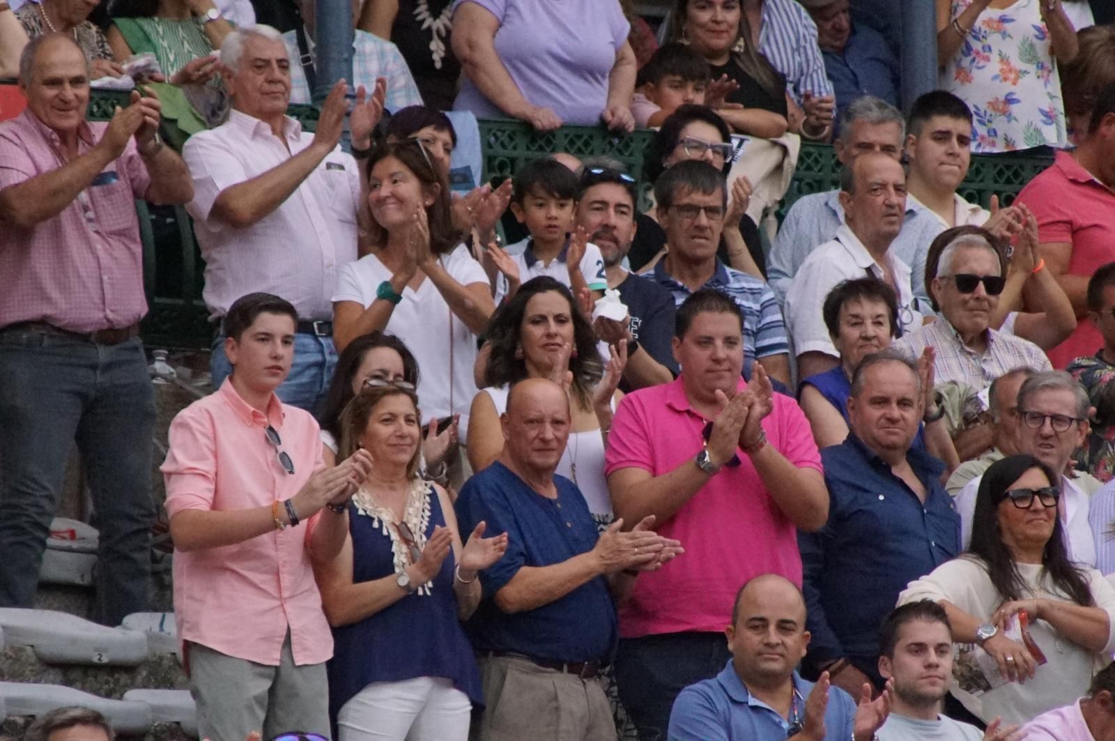 Expectación por ver los caballos de rejoneo en La Glorieta: imágenes del ambiente en los tendidos y en el patio de cuadrillas