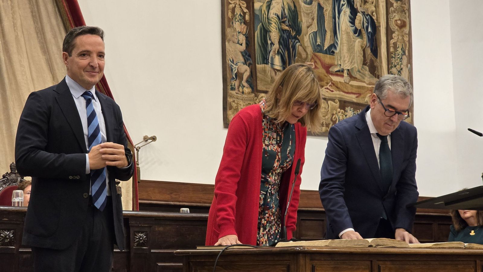 El rector de la Universidad de Salamanca preside el acto de toma de posesión de nuevos cargos académicos y del personal docente e investigador